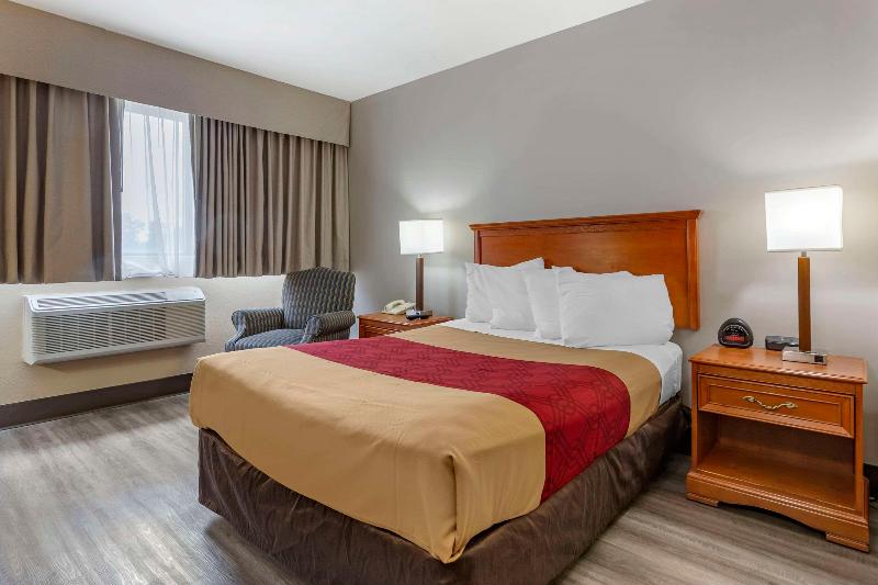 Econo Lodge & Suites Southern Pines image