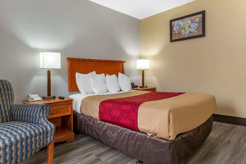 Econo Lodge & Suites Southern Pines image