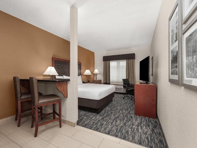 La Quinta Inn & Suites Oklahoma City-Midwest City image