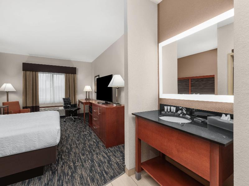 La Quinta Inn & Suites Oklahoma City-Midwest City image