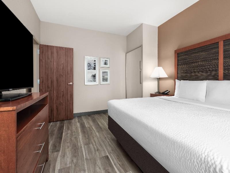 La Quinta Inn & Suites Oklahoma City-Midwest City image