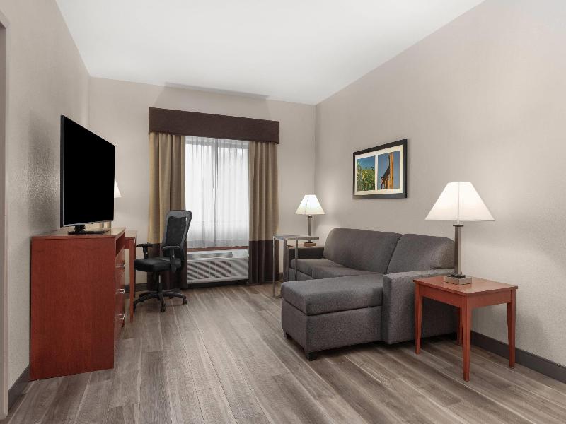 La Quinta Inn & Suites Oklahoma City-Midwest City image