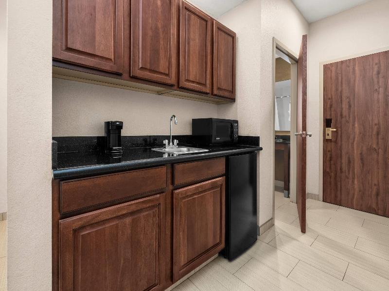 La Quinta Inn & Suites Oklahoma City-Midwest City image