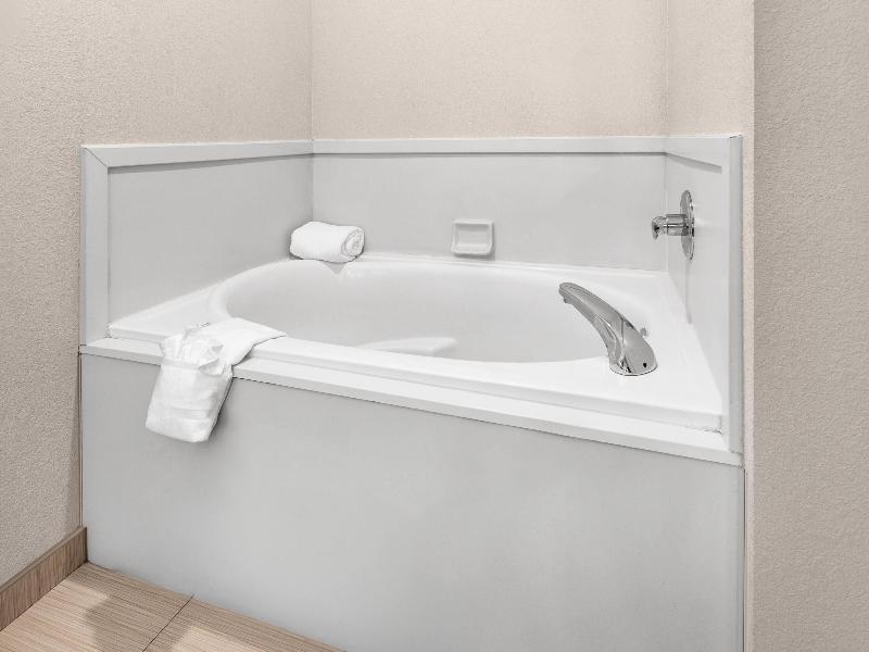 La Quinta Inn & Suites Oklahoma City-Midwest City image