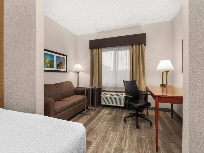 La Quinta Inn & Suites Oklahoma City-Midwest City image