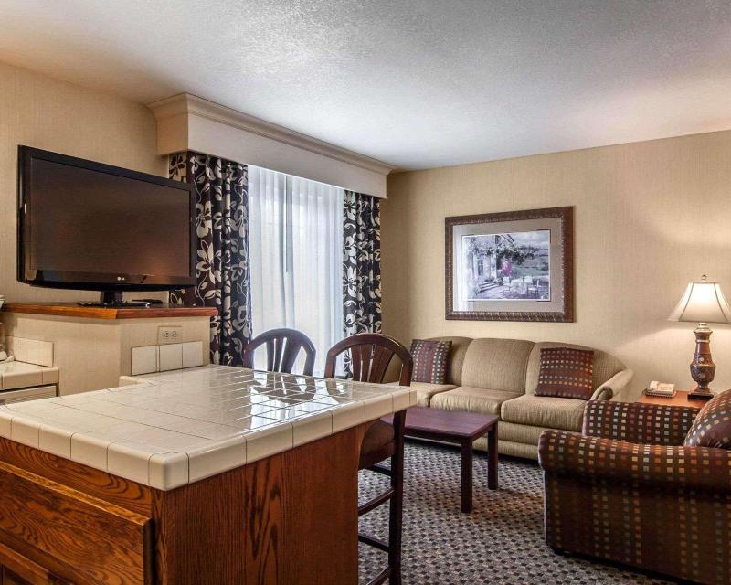 Comfort Suites Corvallis image