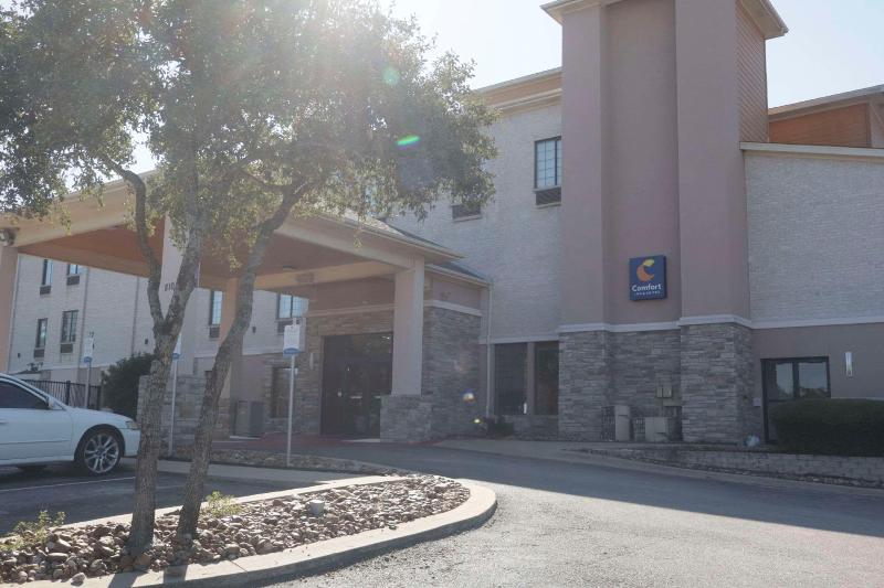 Comfort Inn & Suites Burnet image