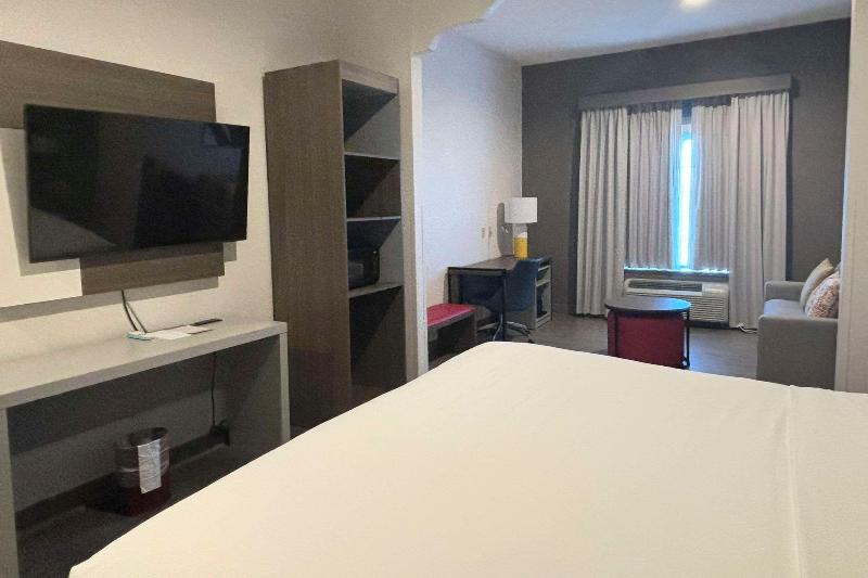 Comfort Inn & Suites Burnet image