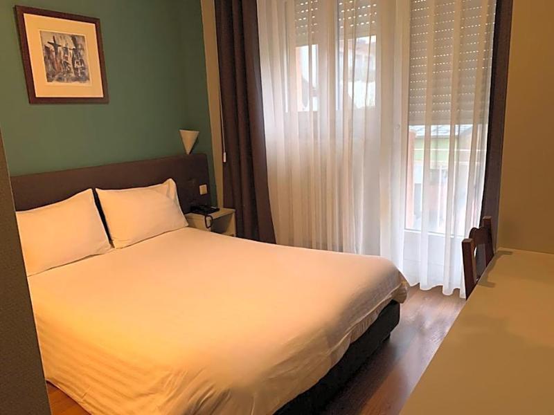 Yasha Hotel image
