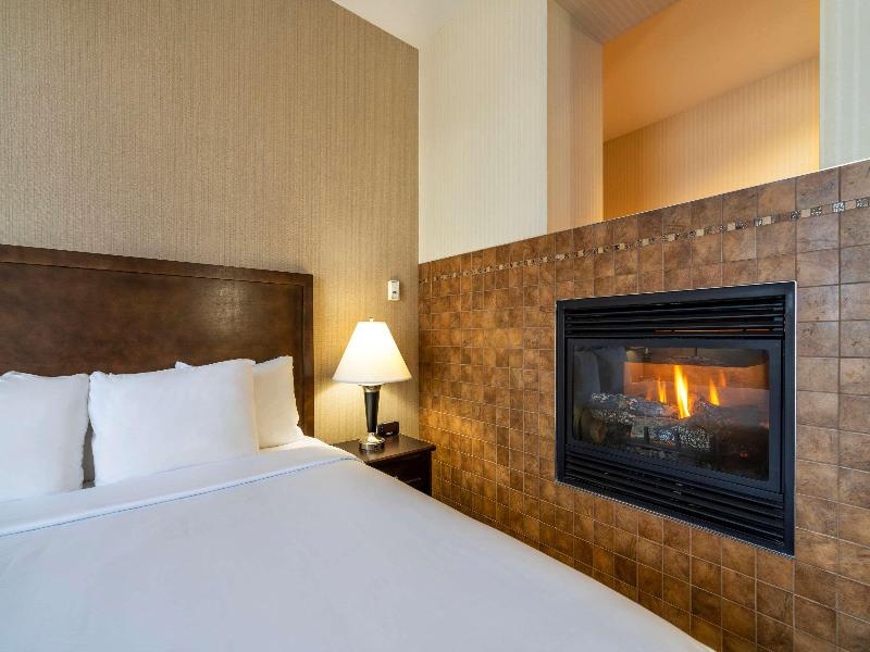 Comfort Inn & Suites Surrey image