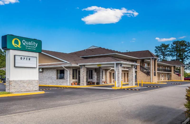 Quality Inn & Suites Suffolk Area