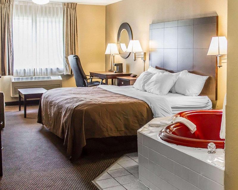 Quality Inn & Suites Sturgeon Bay Area image