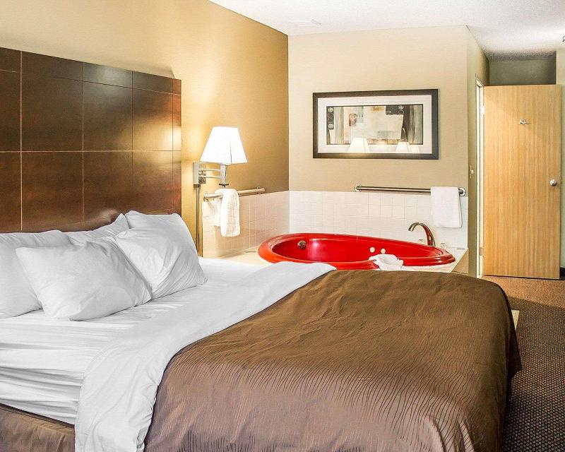 Quality Inn & Suites Sturgeon Bay Area image