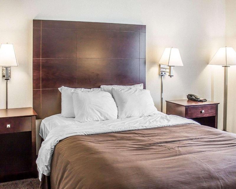 Quality Inn & Suites Sturgeon Bay Area image