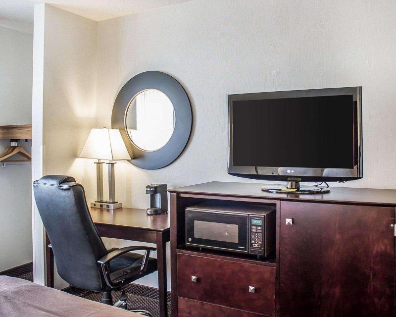 Quality Inn & Suites Sturgeon Bay Area image