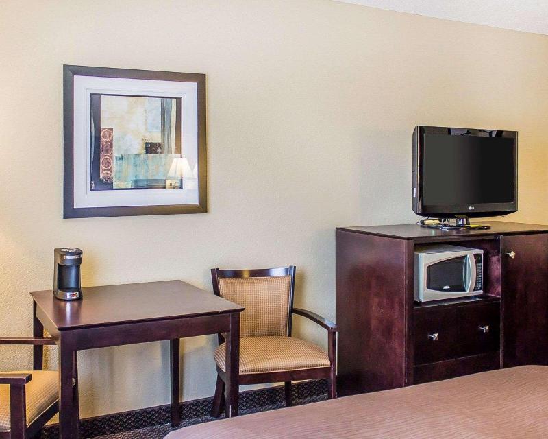 Quality Inn & Suites Sturgeon Bay Area image