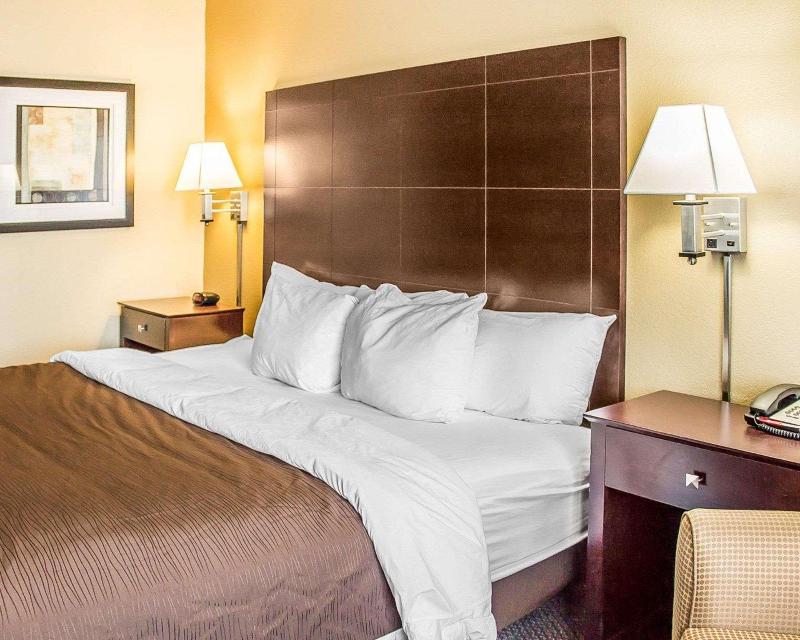 Quality Inn & Suites Sturgeon Bay Area image