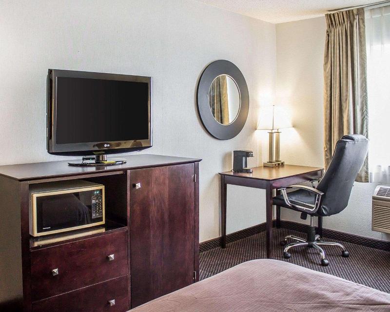 Quality Inn & Suites Sturgeon Bay Area image