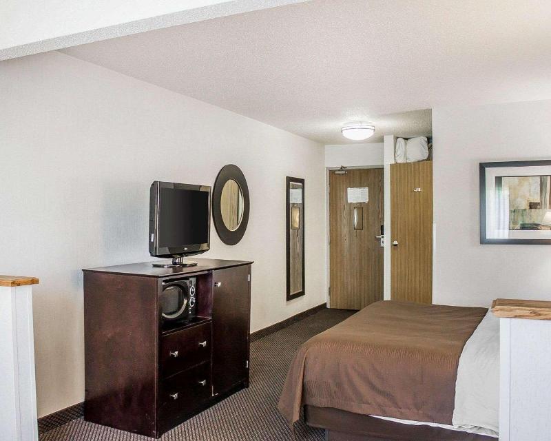 Quality Inn & Suites Sturgeon Bay Area image