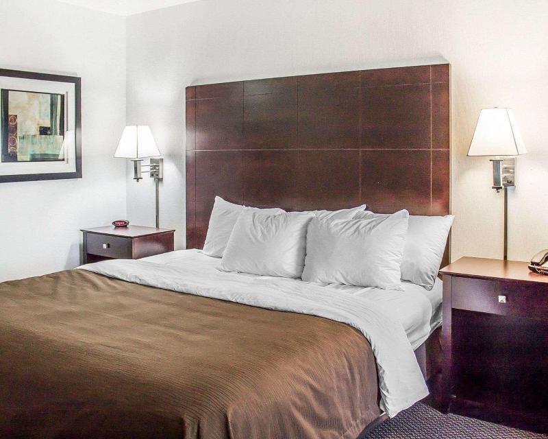 Quality Inn & Suites Sturgeon Bay Area image