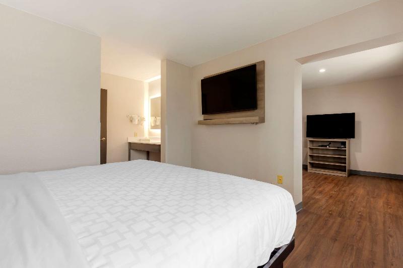 Clarion Pointe Tomah image