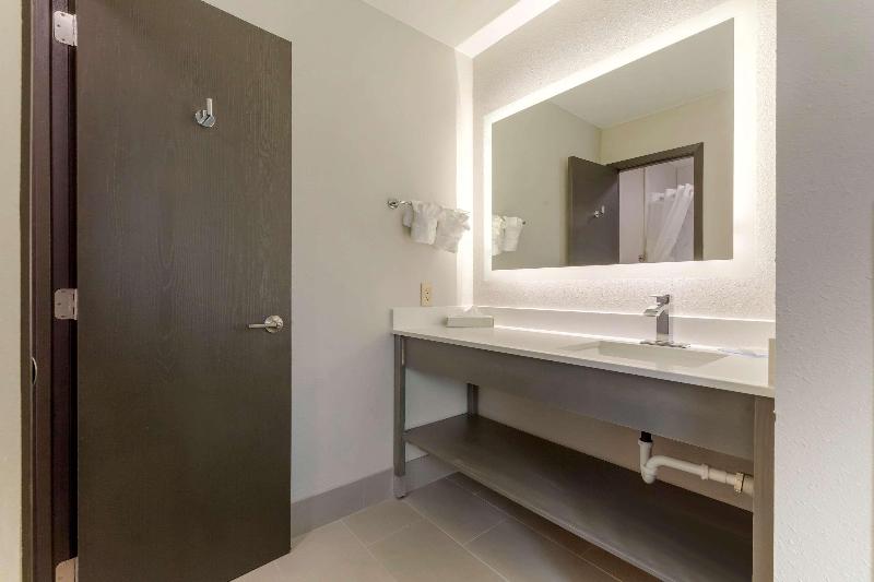 Clarion Pointe Tomah image
