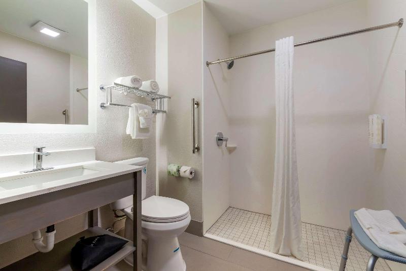 Clarion Pointe Tomah image