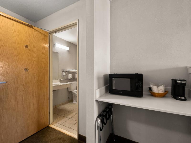 Rodeway Inn & Suites Tomahawk image