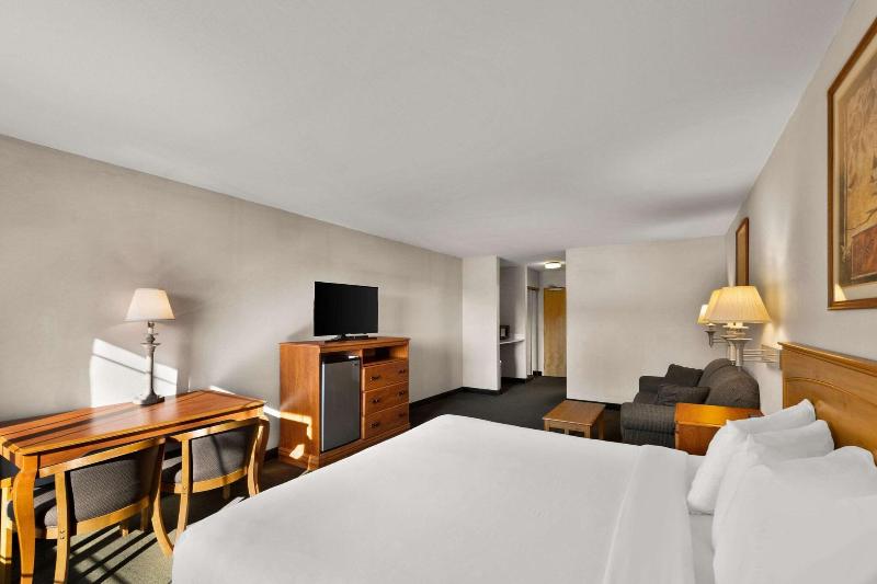 Rodeway Inn & Suites Tomahawk image