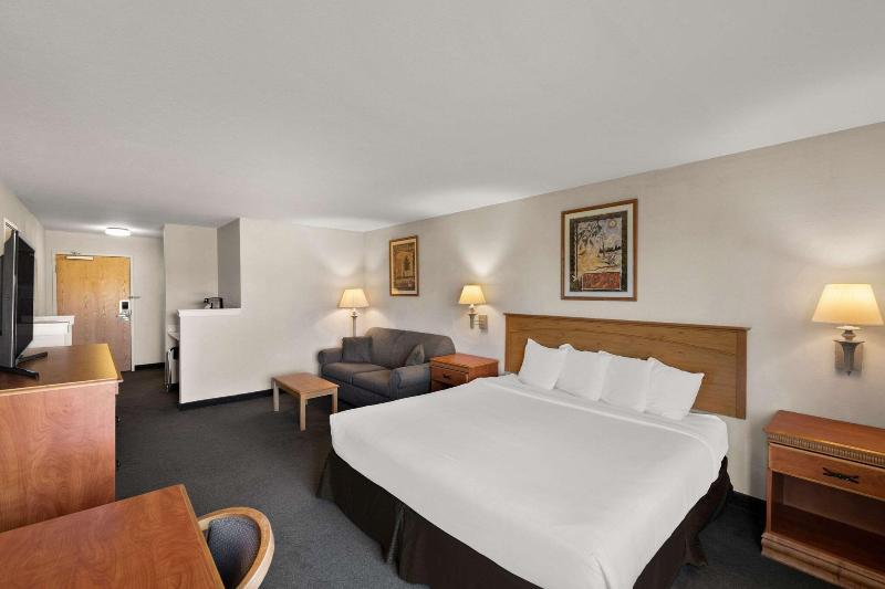 Rodeway Inn & Suites Tomahawk image