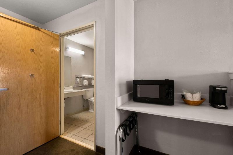 Rodeway Inn & Suites Tomahawk image