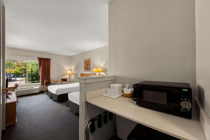 Rodeway Inn & Suites Tomahawk image