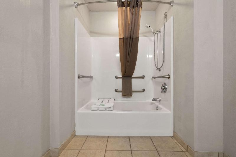 Rodeway Inn & Suites Tomahawk image