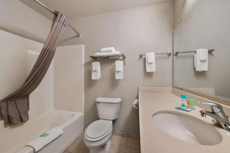 Rodeway Inn & Suites Tomahawk image