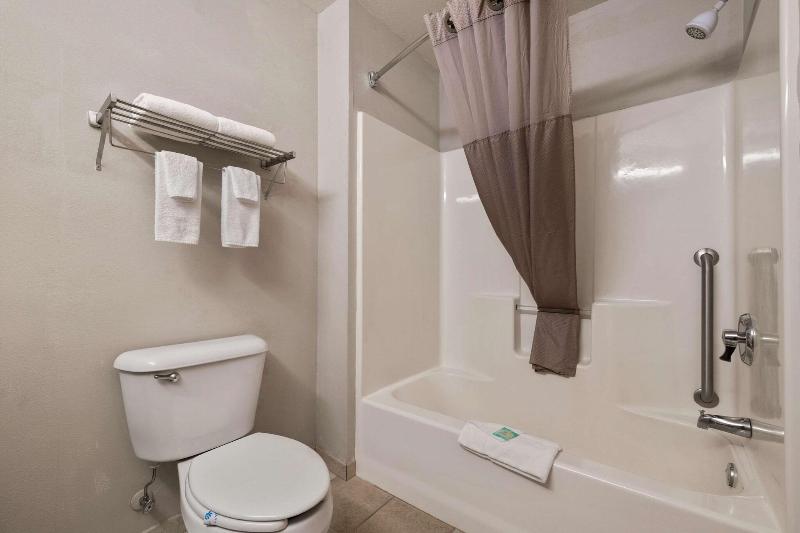 Rodeway Inn & Suites Tomahawk image