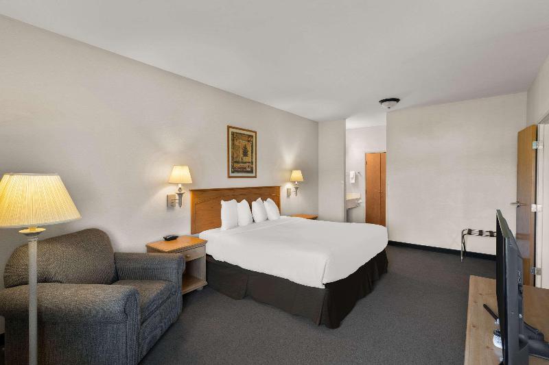 Rodeway Inn & Suites Tomahawk image