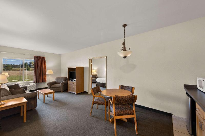 Rodeway Inn & Suites Tomahawk image
