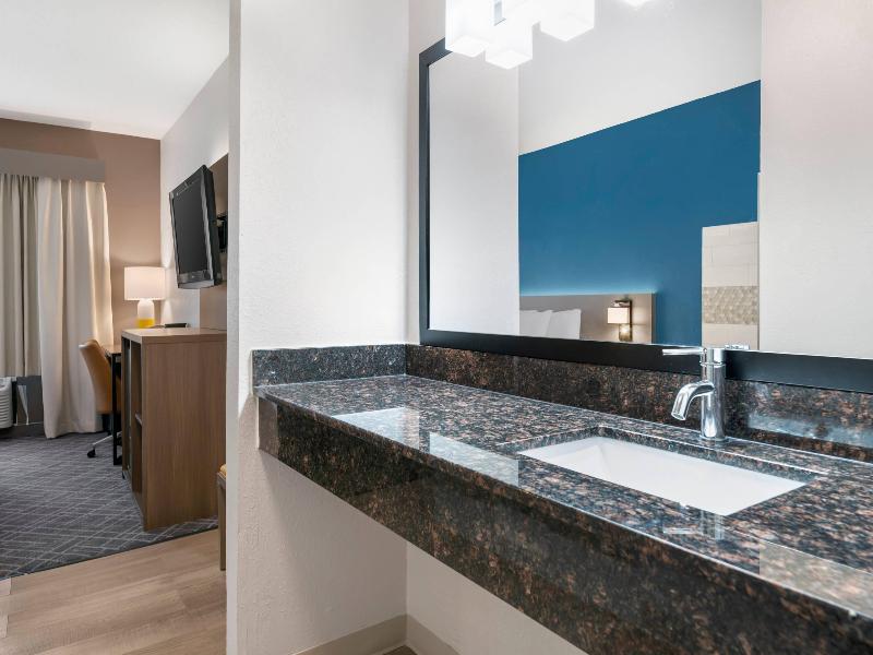 Quality Inn & SUI Wisconsin Dells DWNTN-Waterparks image