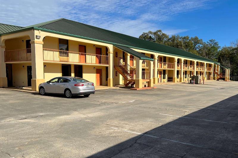 Days Inn & Suites by Wyndham Brewton image