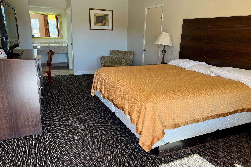 Days Inn & Suites by Wyndham Brewton image