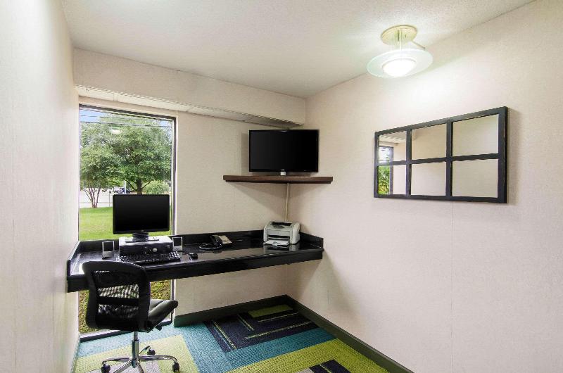 Quality Inn Near University Of Mobile image