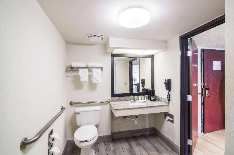 Quality Inn Near University Of Mobile image