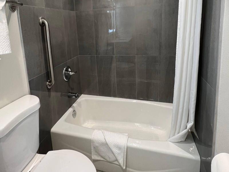Quality Inn Tracy I-205 image