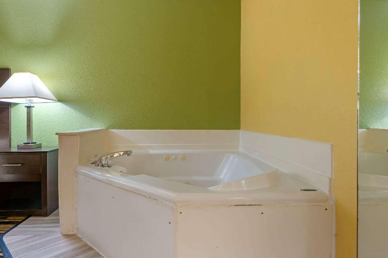 Quality Inn & Suites Mt Dora North image