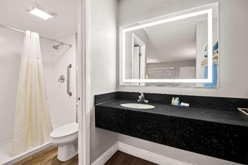 Quality Inn near Blue Spring image
