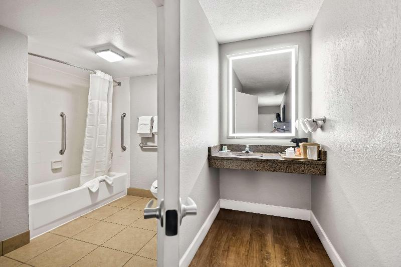 Quality Inn near Blue Spring image