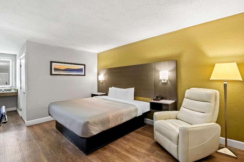 Quality Inn near Blue Spring image