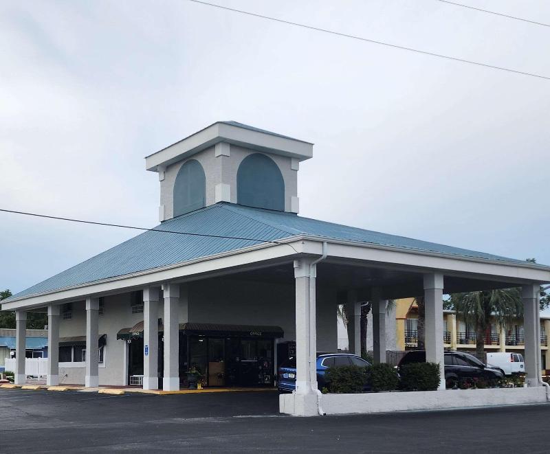Econo Lodge Perry Area image 3