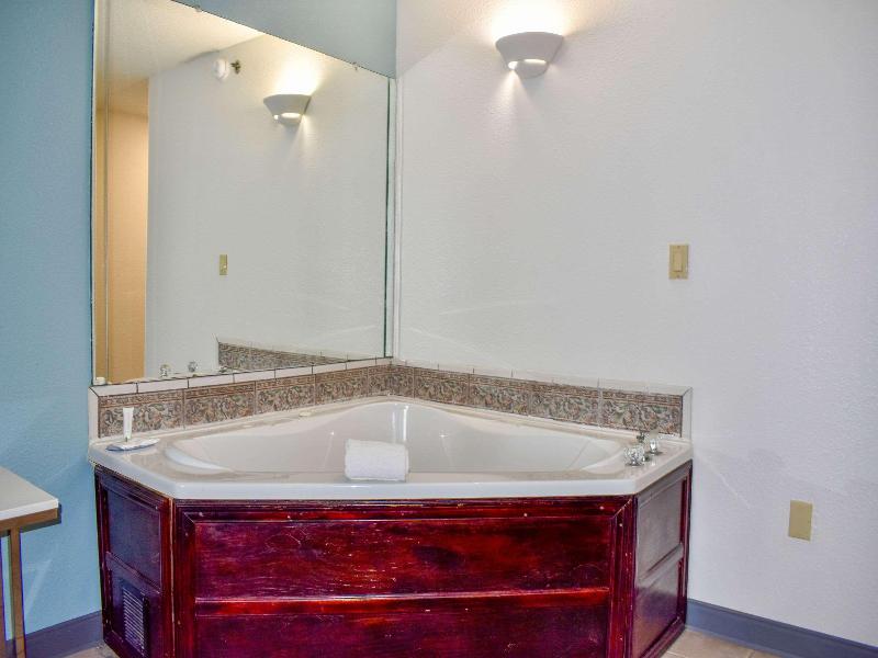 Clarion Pointe Vidalia - Lyons West image