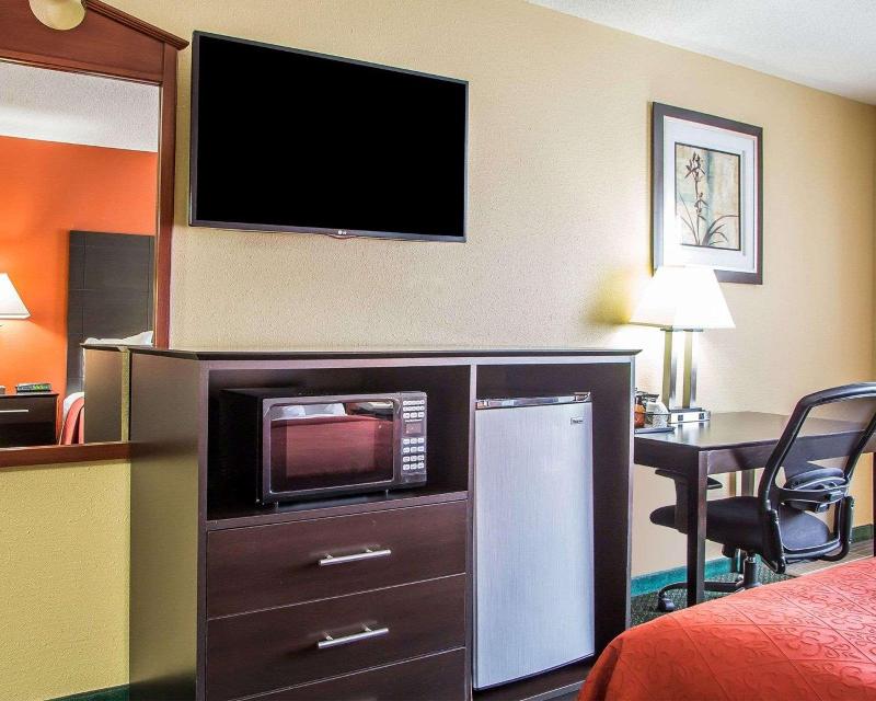 Quality Inn Morton At I-74 image